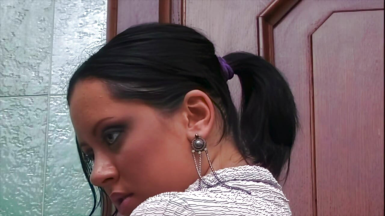 This Slut Washes the Man's Cock Well Before Taking It in the Ass