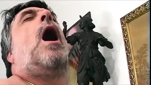 MILF ve profesör: koltukta güzel bir oral seks