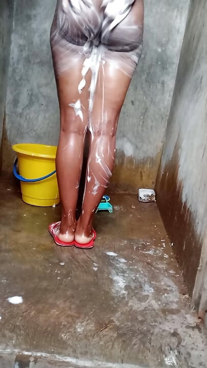 Seks stojący w tradycyjnej wiejskiej łazience, taki słodki