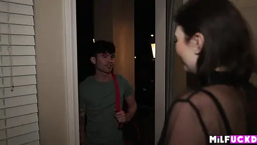 Minyon orta yaşlı seksi kadın kuryesine aşık