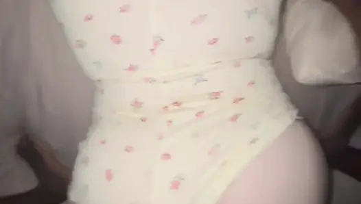 Sahabatku memohongku untuk muncrat di memeknya yang sempit