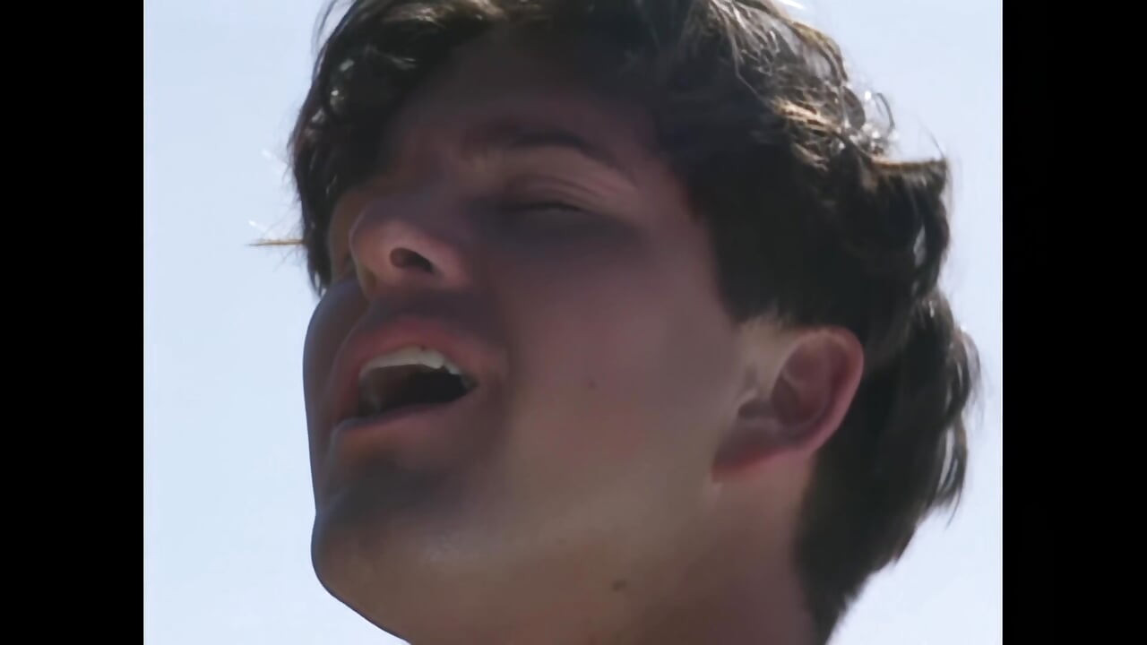 एक युवा लड़की समुद्र तट पर तब तक गड़बड़ हो जाती है जब तक कि वह उसके चेहरे पर सह न ले