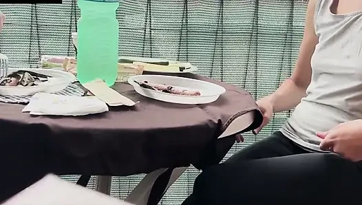 Lara lagi asik jilat daging, nyepong dan ngentot kontol sampai dicrot di sofa