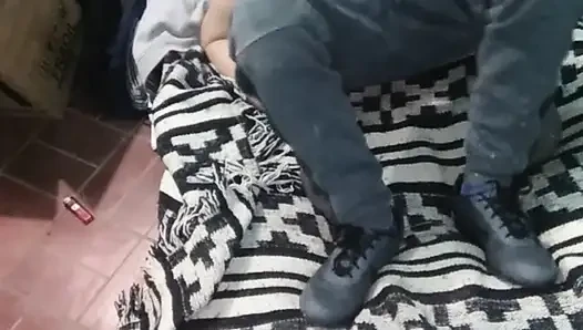 Montanolu kız yerdeki yatakla giyiniyor