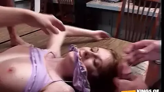 Une adolescente coquine et sa copine noire reçoivent une double pénétration brutale dans une partouze coquine