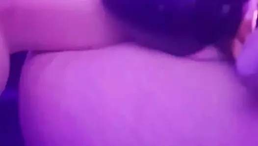 Cewek rambut merah muda lagi asik mainin dildo ukuran XL