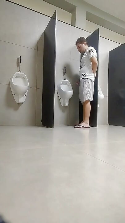 我在市场的浴室里炫耀, 差点被保安抓住.