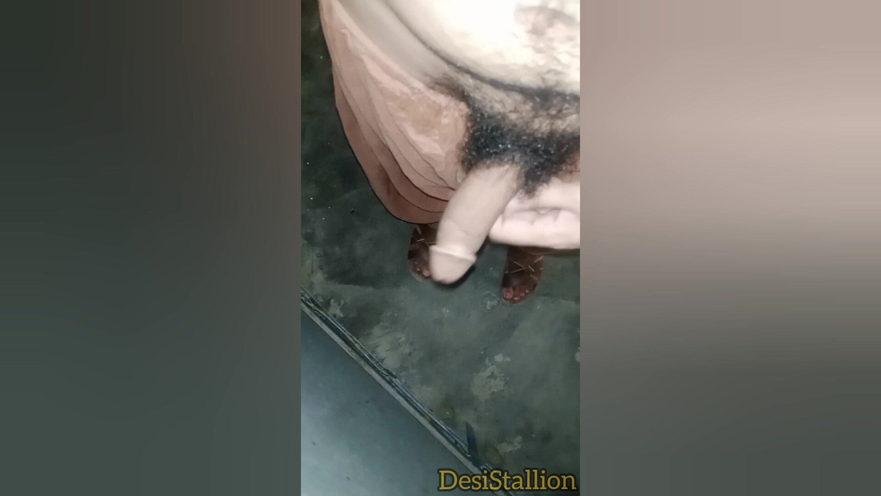 唾を吐く潤滑されたチンポ撫で - 淫乱なソロオナニー 💦