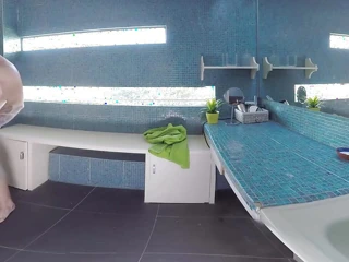 Wanita semok lagi asik masturbasi di kamar mandi sambil nonton pasangan lagi asik ngentot
