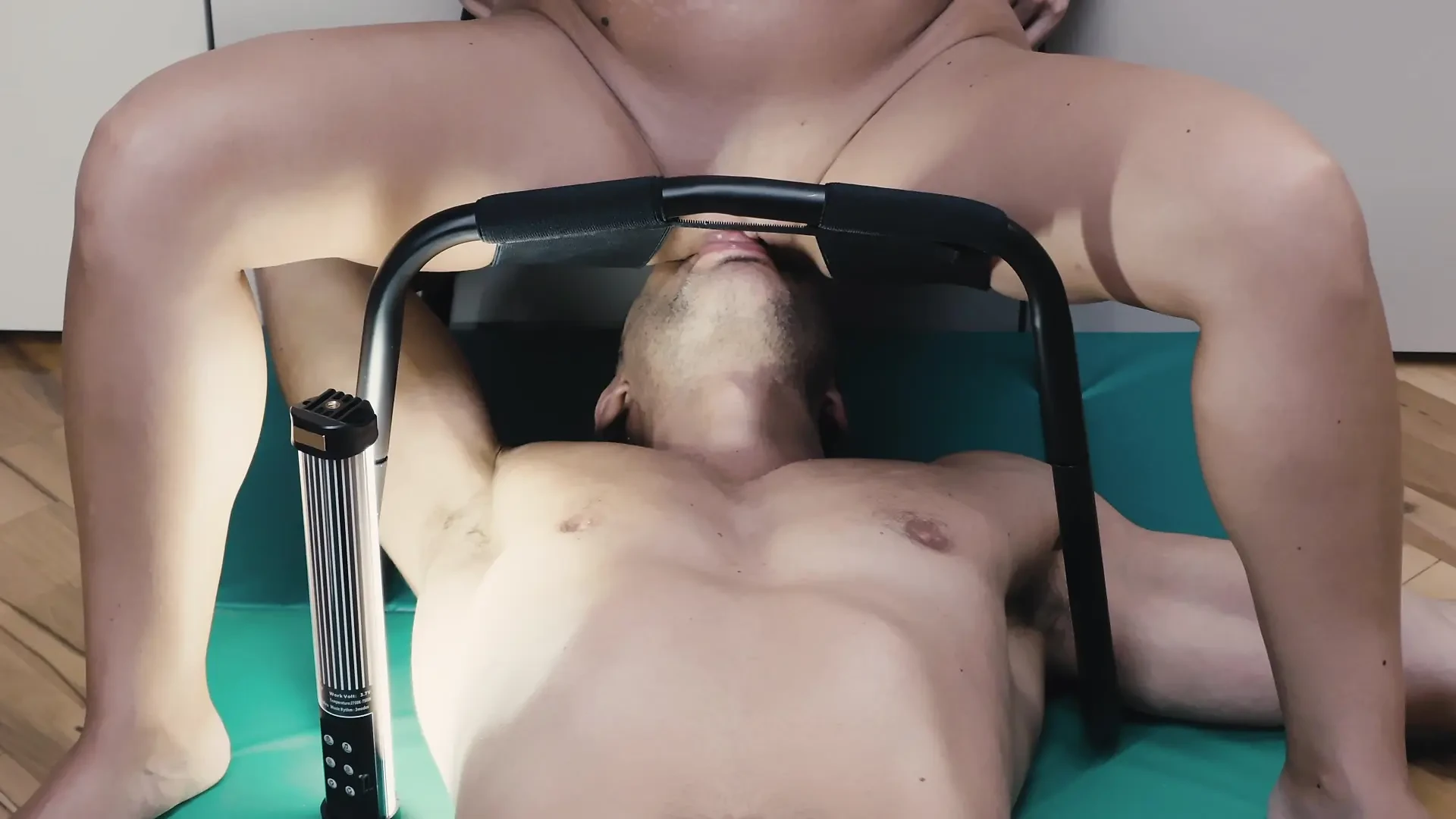 Cette chaise est le meilleur achat effectué. Lèche-moi la chatte jusqu’à l’orgasme