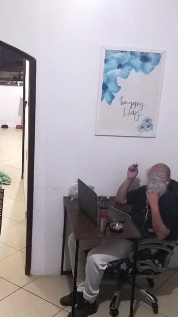 Unforgettable moment from "While the husband works, the wife in a towel greets the delivery man."