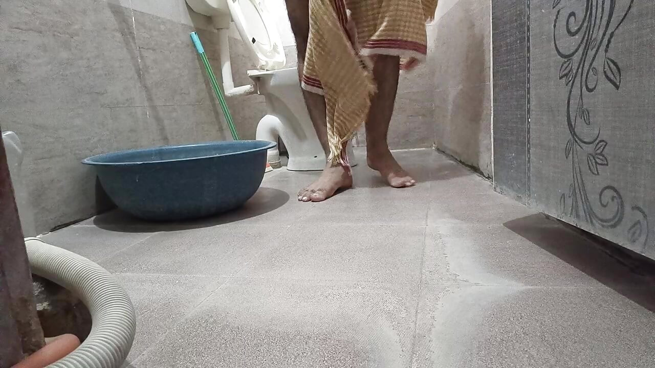 Main jab bhi Ghar per rahata hun Akela to nanga hi nahata hu