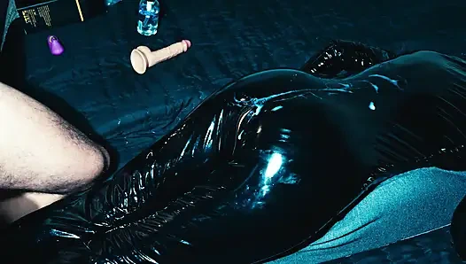 Zuerst Fickt Er Mich Mit Einem Dildo, Dann Penetriert Er Mich Mit Seinem Schwanz Und Kommt Überall Auf Meinen Anzug