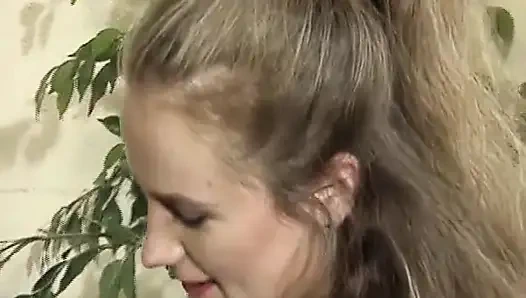 Это сессия раздвигания киски с лесбиянками из Gerany