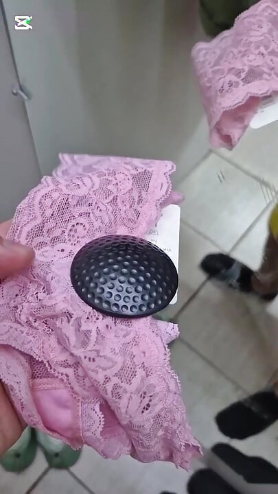 Saftig og tyk bulgarsk pik viser sig frem på gaden og ender med at smøre kvinders undertøj med sperm i en butik