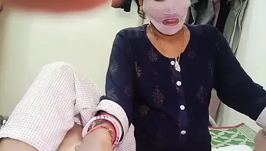 Hintli kadın arkadaşının yarağına oynuyor ve biniyor ve yakın çekim amcık sikişi