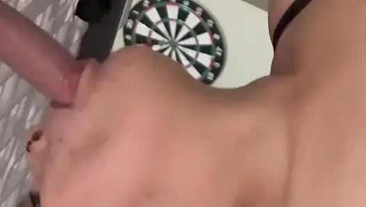 Büyük zenci yarağını sağıyor ve sonra sikiliyor