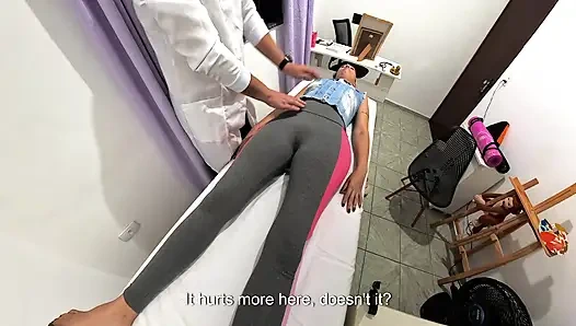 Ortopedi doktoru hastanın kıyafetlerini çıkarıyor ve yüzüne boşalıyor.