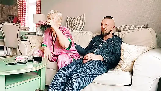 Tabu-Sex, Stiefmutter schaut Filme, und ich nehme ihren Mund