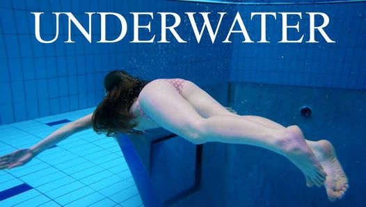 Chica sexy muestra magnífico cuerpo joven bajo el agua