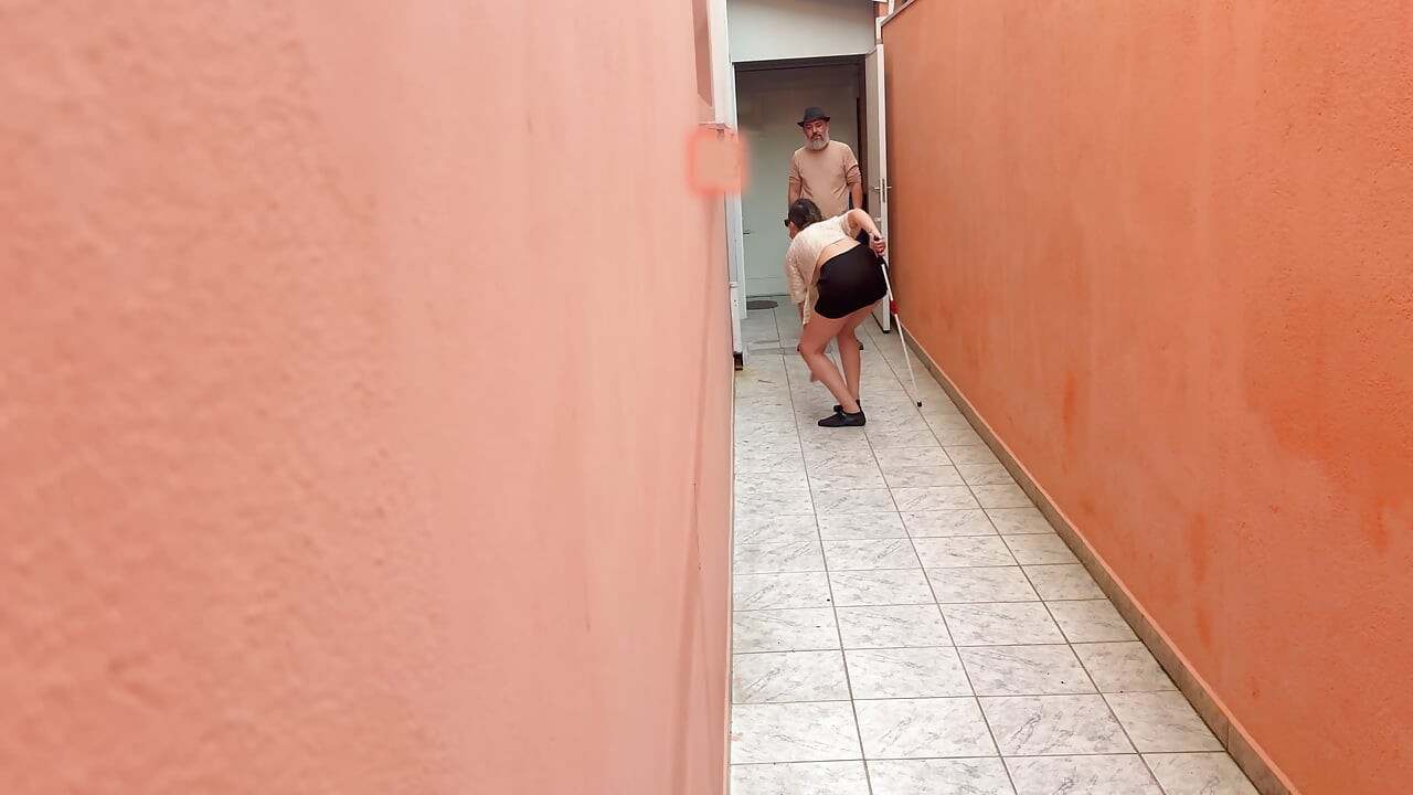 Jouer à l’étiquette de congélation avec la fille aveugle dans la ruelle.