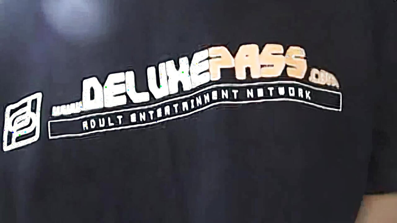 कामुक दादाजी उपहार के लिए युवा वेश्याओं को बहकाते हैं!