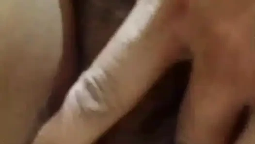 Hintli hizmetçi ev işlerini bitirdikten sonra efendisini memnun etmeye bayılıyor.