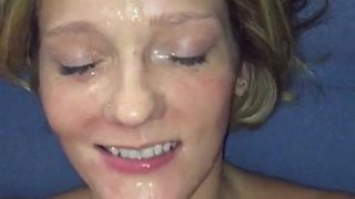 Blondes Mädchen bekommt Gesichtsbesamung