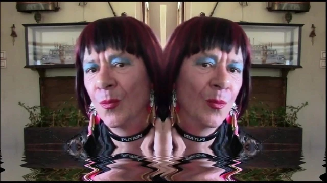 le visage de la lope avec son collier de putain