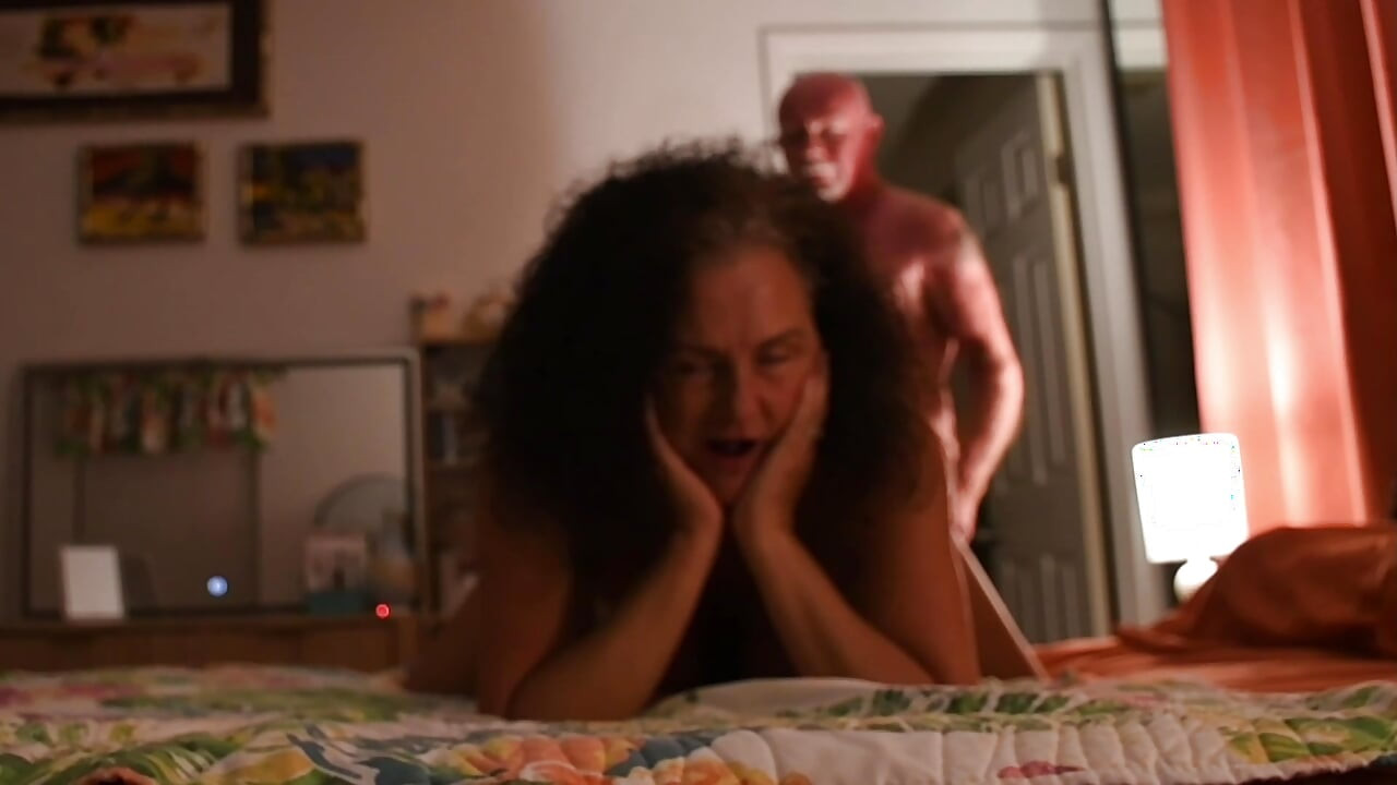 Ali se folla al jefe se frota el coño mientras ella lo filma