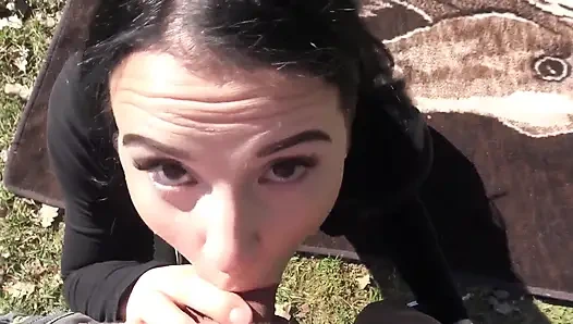 Lacys Erster Outdoor-blowjob!