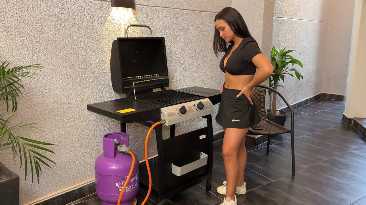 大屁股饥渴的哥伦比亚人挑逗勤杂的男人，直到被狠操daniel mast，lorena doll