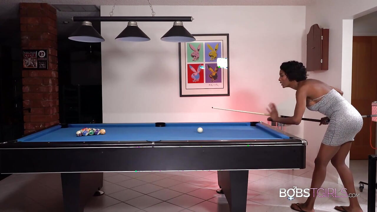 Natassia dreams si superstar trans lagi ngentot sama mesin seksnya!