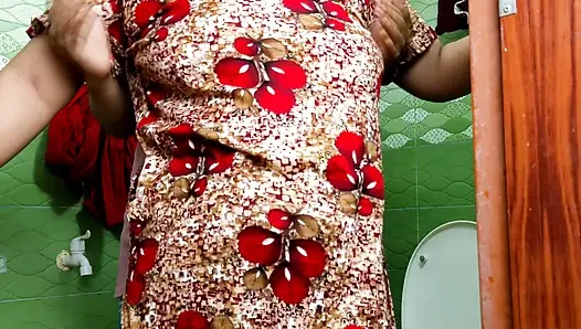 Üvey anne evde tek başına vajinal tatmin içine baştan çıkarılıyor, üvey anne sert sikişiyor ve edepsizce konuşuyor, parmaklarını vajinaya sokuyor, ins