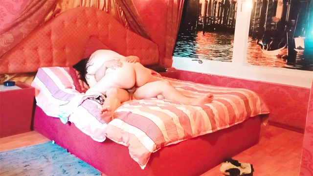 Латиноамериканка с большой задницей скачет в отеле в Венецианской, Италия