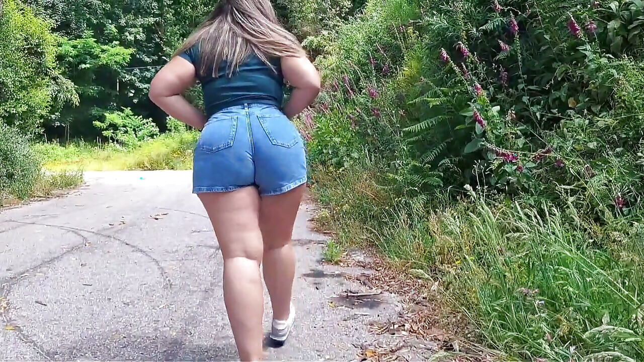 LATINA CANTIK DENGAN PANTAT BESAR BERHUBUNGAN SEKS DI DALAM MOBIL DENGAN ORANG ASING!