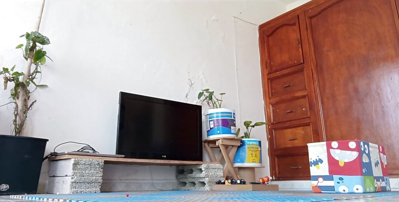 ミルフ・プトポブレが部屋でおもちゃを拾う