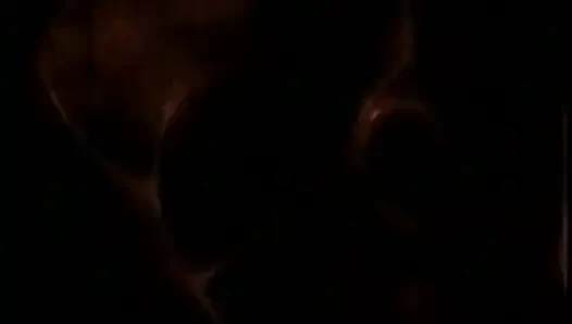 Kırmızı gecelikli güzel sarışın bebek dışarıda sikiliyor, yüzüne döl alıyor