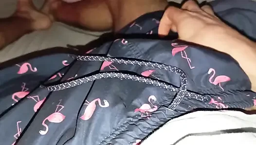 Büyük yaraklı yakışıklı adam yeni elle muamele sezonuyla geri dönüyor