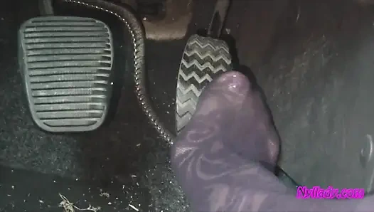 Nyllady'nin desenli külotlu çorapla vites değiştirip tekerlekle ayakla mastürbasyonu