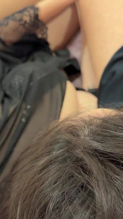 Parosi larki mujhe tivi dekhne deti hai - mujhe uske munh men aur bhi viry dalne deti hai . klip 1