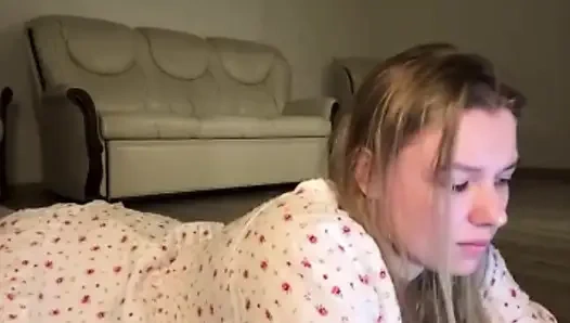 Jusiclussie masturbiert mit nippelklemmen