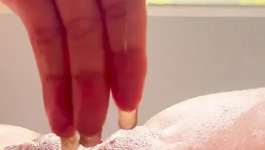 I stayed at a hotel where a super handsome guy greeted me, so I'm going to masturbate thinking about him.