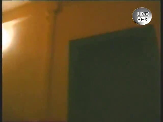 Plavuša sa okruglim dupetom u čarapama se poiguje u pičku pre drkanja tvrdog kurca