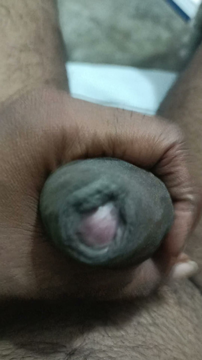 Eu tenho que compartilhar uma cama com meu meio-irmão e seu melhor amigo