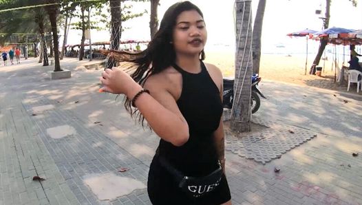 Dikke kont tiener amateur uit Thailand maakte een pornofilm met een opgehangen toerist