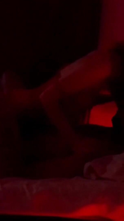 "Un momento asombroso de "Sexo romántico, follamos apasionadamente bajo la luz roja"