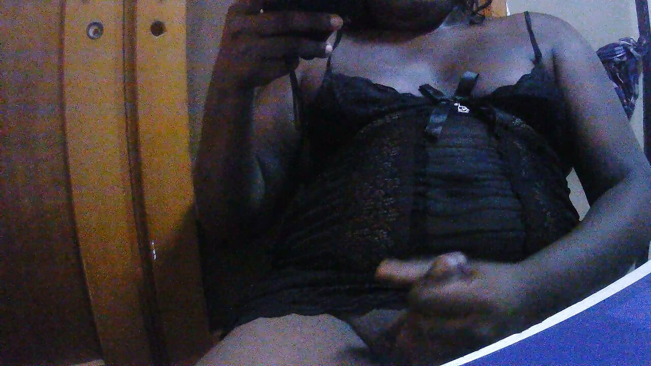 virgem crossdresser mostrando sua bunda e masturbando até porca