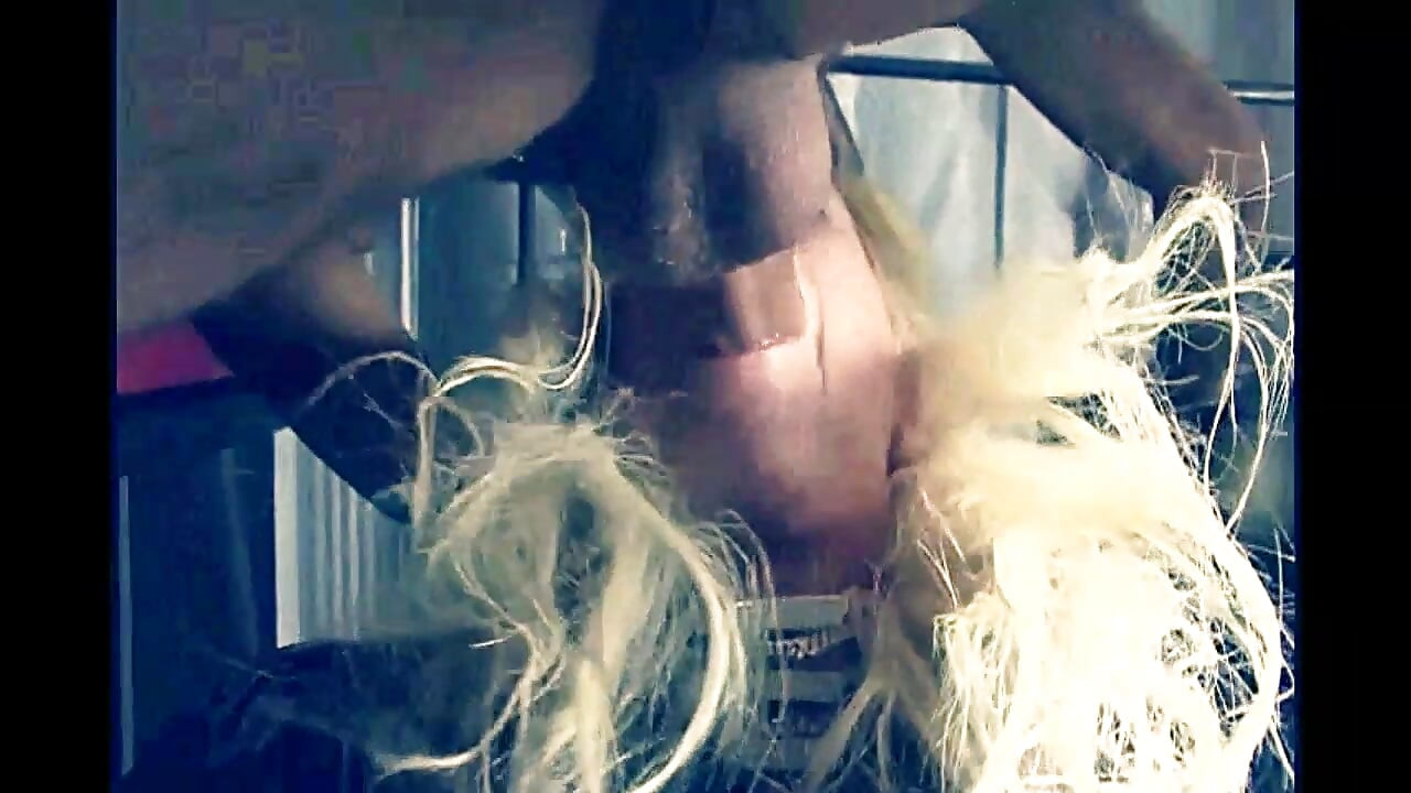 İyi sürtük arkadan büyük yarak alıyor!