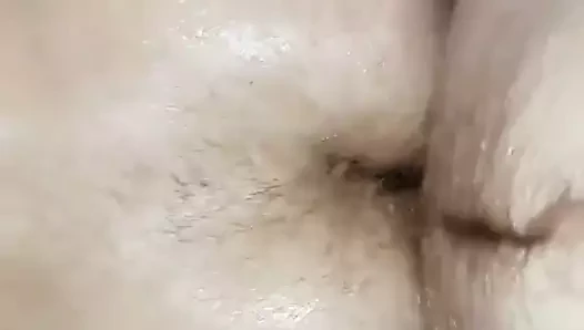 Kızıl adam ıslak götünü sikiyor